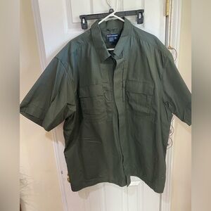 Like new men’s 5.11 green short sleeve shirt.